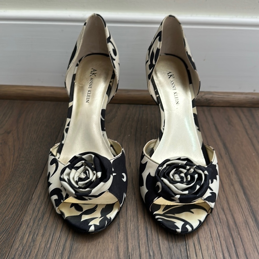 Anne Klein black and white, leaf pattern fabric, size 8